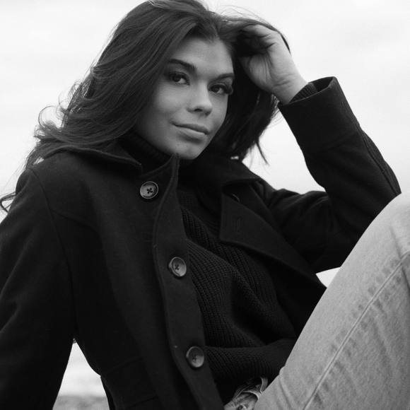 Profile Picture of Riley Marelli (@rizza16) on Poshmark