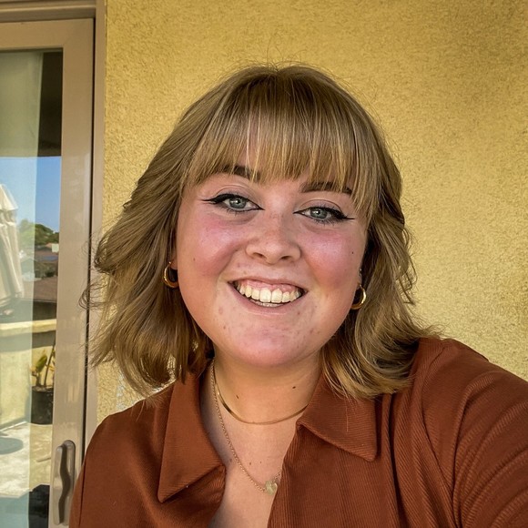 Profile Picture of Ashlynn Pierce (@aashlynn_pierce) on Poshmark