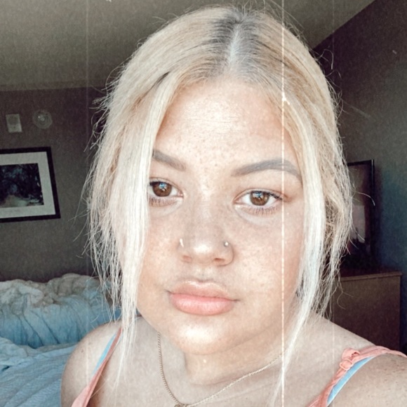 Chelsea Angelo - Poshmark Profile Picture of Chelsea Angelo (@chelseaangelo) on Poshmark