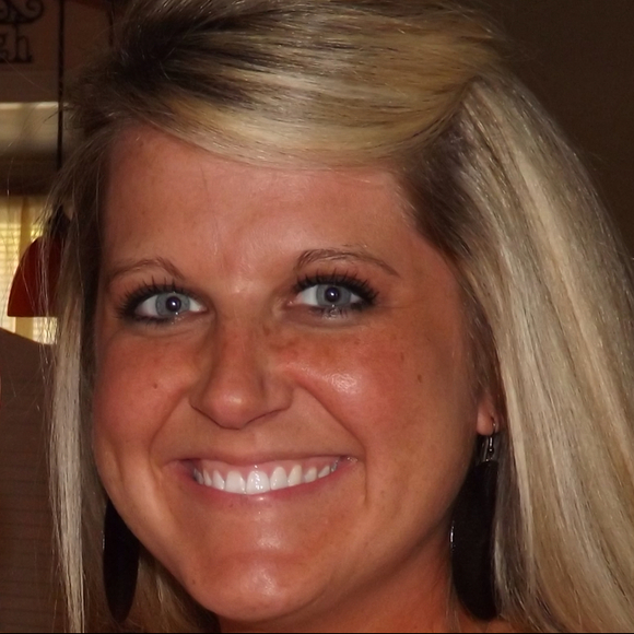 Profile Picture of Kellie Streeter (@kellieellen) on Poshmark