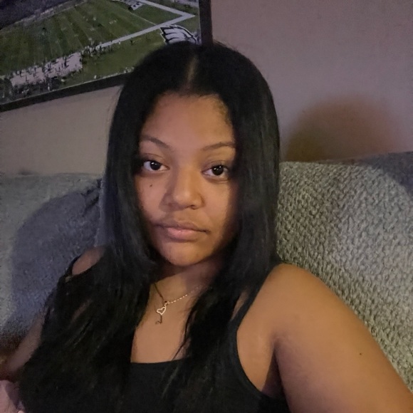 Profile Picture of Breylin Matute (@pressonsbybrey) on Poshmark