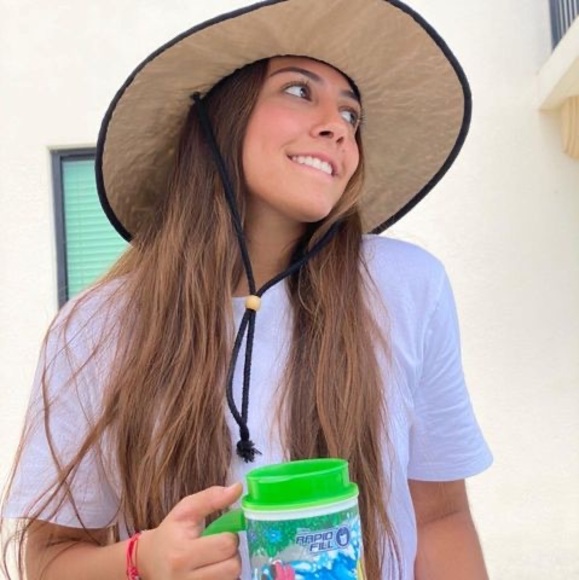 Profile Picture of Daniela Albino (@dannialbino) on Poshmark