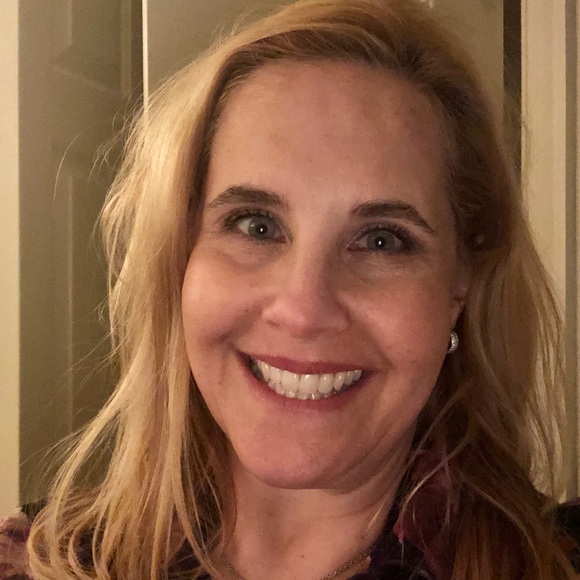 Profile Picture of Sharon Freedman (@sharonmkf) on Poshmark