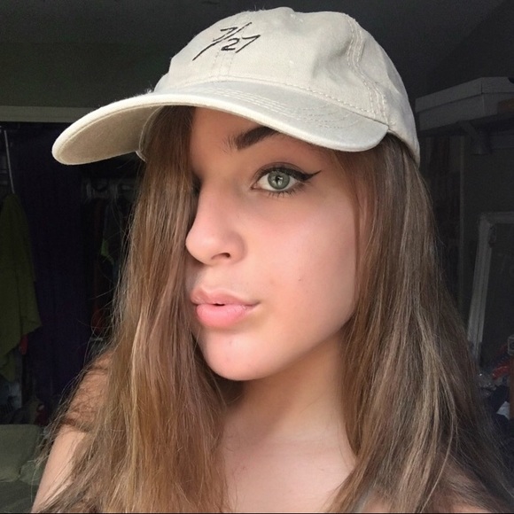 Lily Lenton - Poshmark Profile Picture of Lily Lenton (@lilylenton) on Poshmark