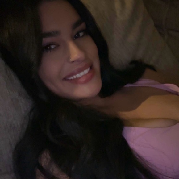 Profile Picture of Ashley Farland (@ashfarland) on Poshmark