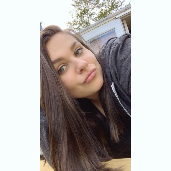 Profile Picture of Alyssa Lima (@alyssalima) on Poshmark