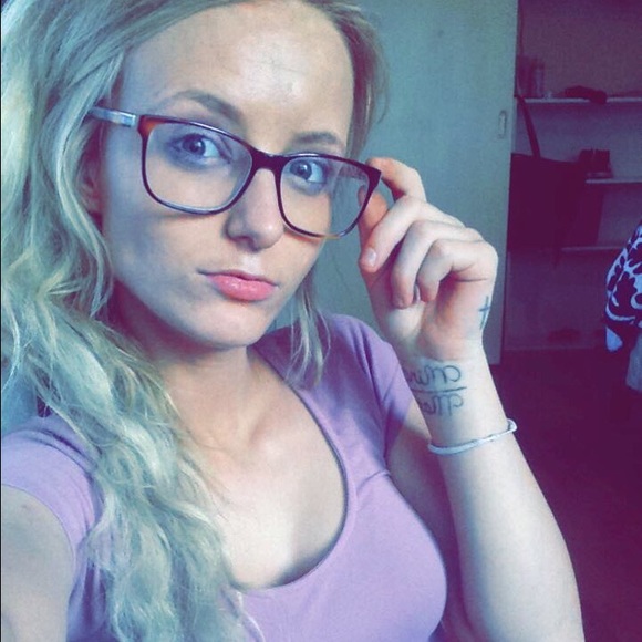 Profile Picture of Chelsea Thompson (@chelsnikole__) on Poshmark