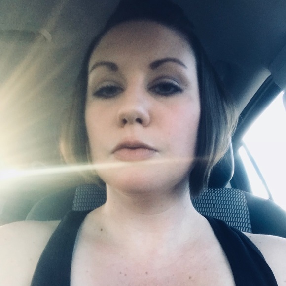 Profile Picture of Sara Albritton (@sara_albritton) on Poshmark
