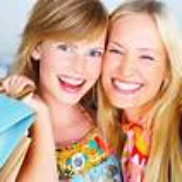 Profile Picture of Andrea Laperle (@andrea356) on Poshmark