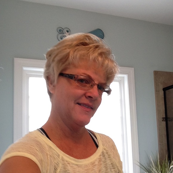 Profile Picture of Elizabeth Sprinkle (@sprinklee) on Poshmark