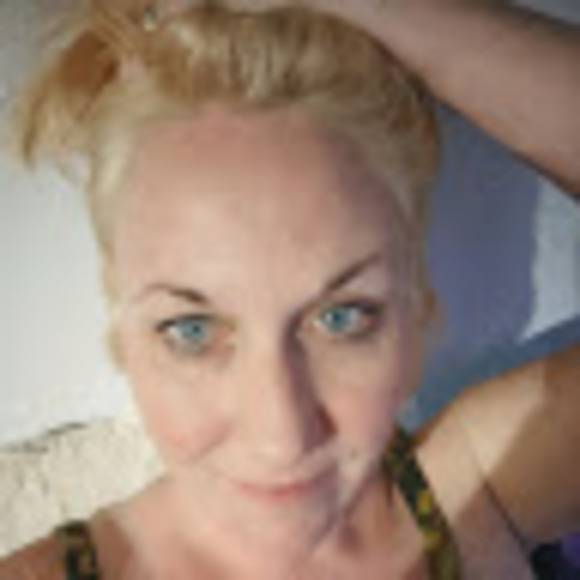 Profile Picture of April Almond (@aprilalmond78) on Poshmark