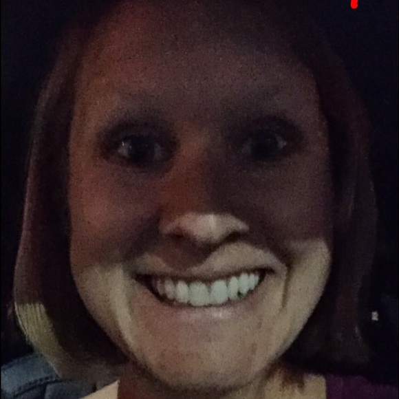 Profile Picture of Amanda Thooft (@arthooft) on Poshmark