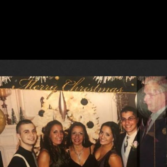 Profile Picture of Gloria Simone (@bahamaglor02) on Poshmark