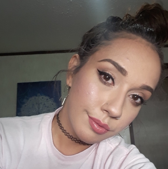 Profile Picture of Alyx Smith (@alyxsmith05) on Poshmark