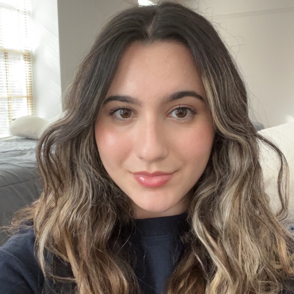 Profile Picture of Evelyn Patterson (@evipatterson_) on Poshmark