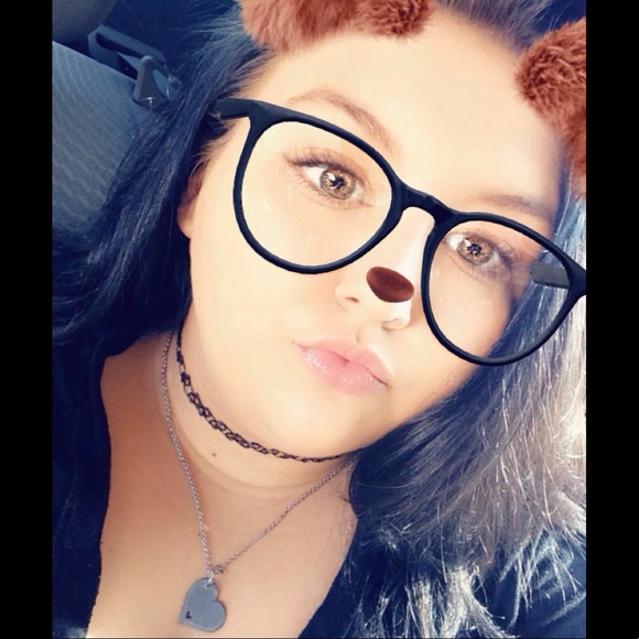 Profile Picture of Madison Vanarsdall (@mvanarsdall) on Poshmark