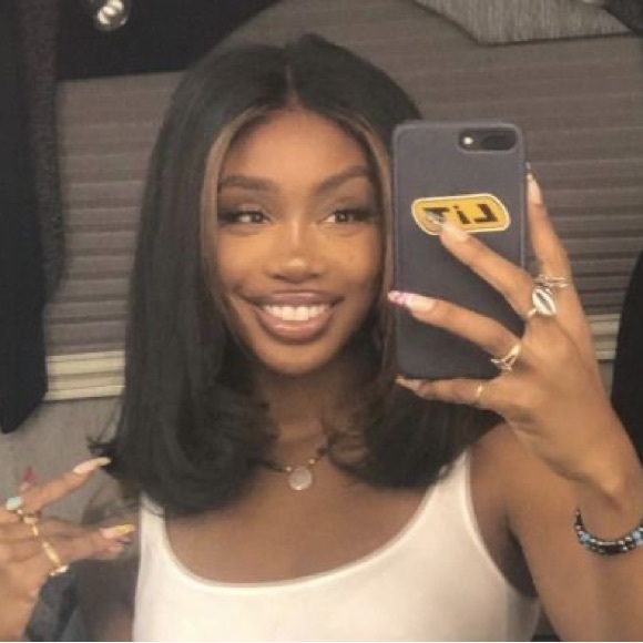 Profile Picture of Alecia Scott (@alecia09611) on Poshmark