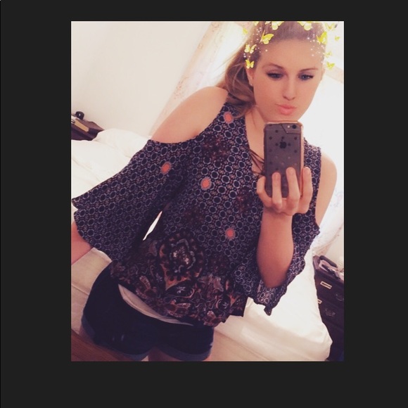 Profile Picture of Holly Capps (@reneeh75) on Poshmark