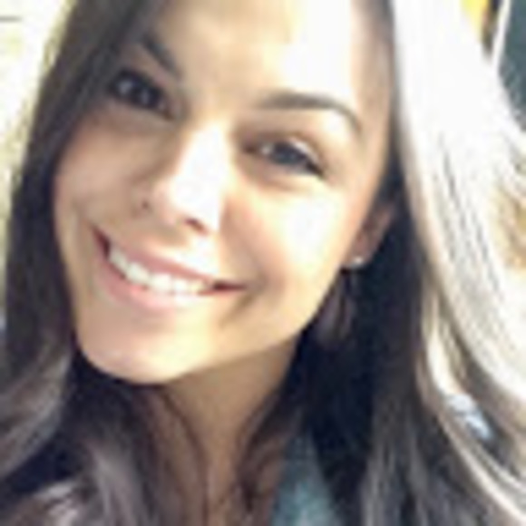 Profile Picture of Desirae Hampson (@d_hampson) on Poshmark