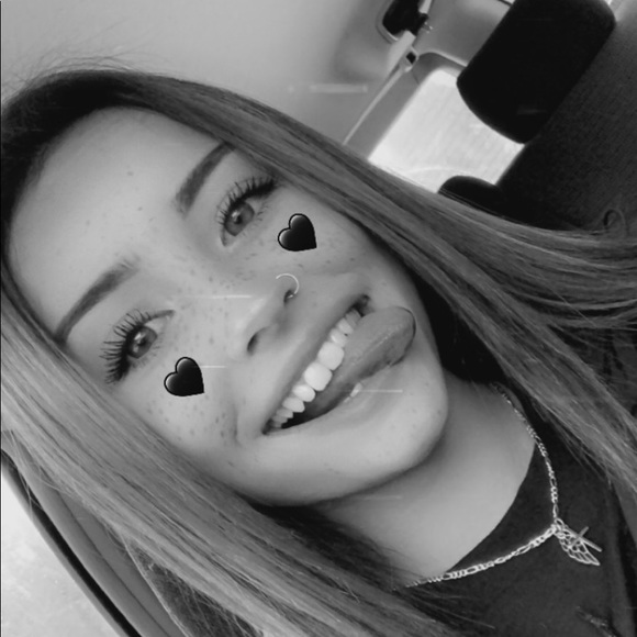 Profile Picture of Holly Osborn (@holly_osborn) on Poshmark