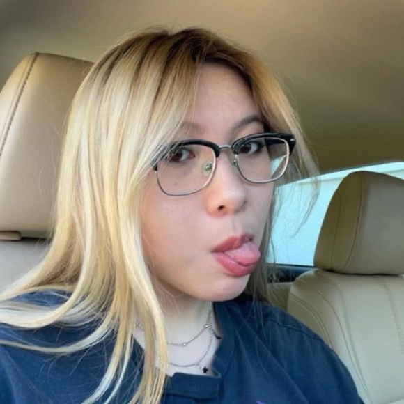 Profile Picture of Michelle Pham (@michellepham669) on Poshmark