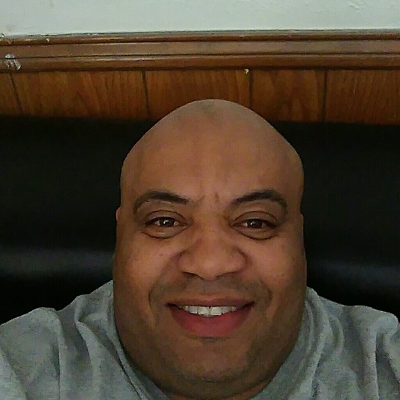 Profile Picture of Carlos Vaden (@carlosvaden) on Poshmark