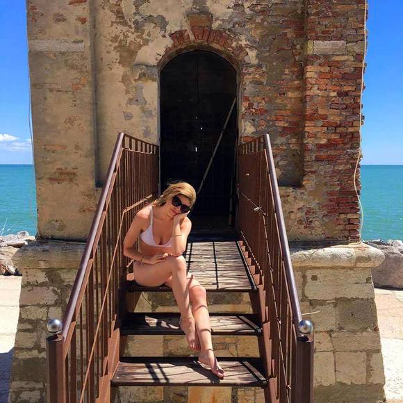 Profile Picture of Amanda Viveiros (@_amandaviv) on Poshmark