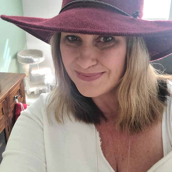 Profile Picture of Erin Sharp (@notsosharp1) on Poshmark