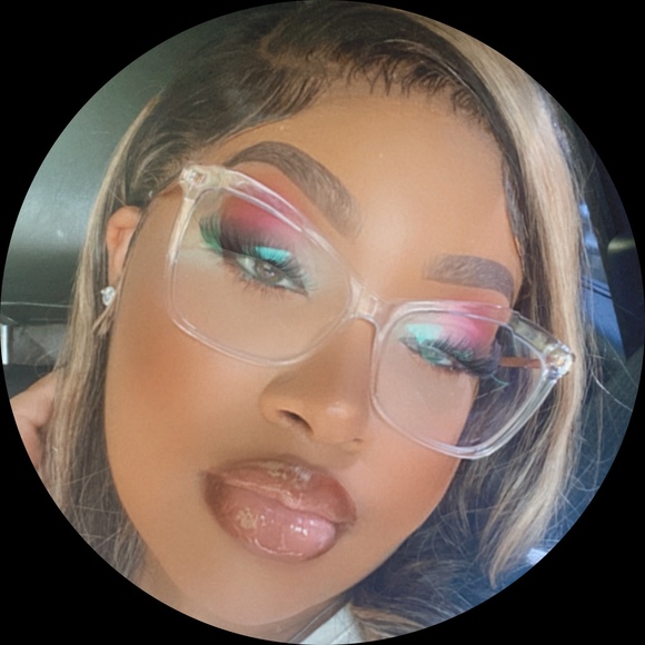Profile Picture of Paige Holoman (@paigeh281) on Poshmark