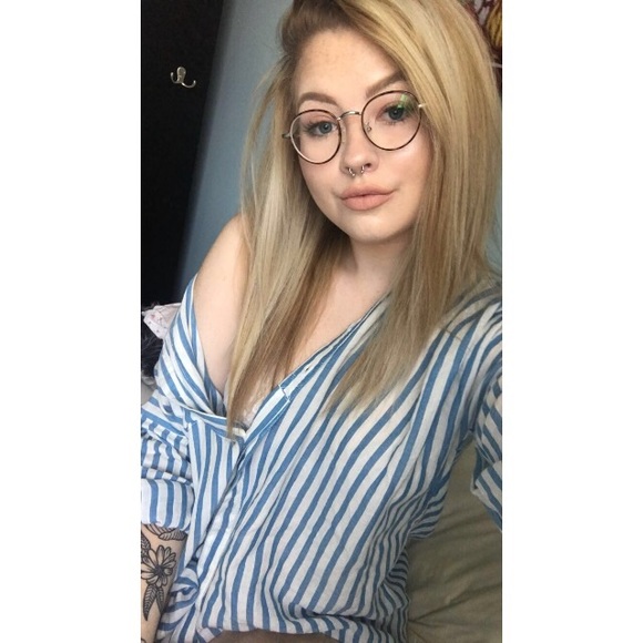 Profile Picture of Shelby Thierolf (@officialnewt) on Poshmark