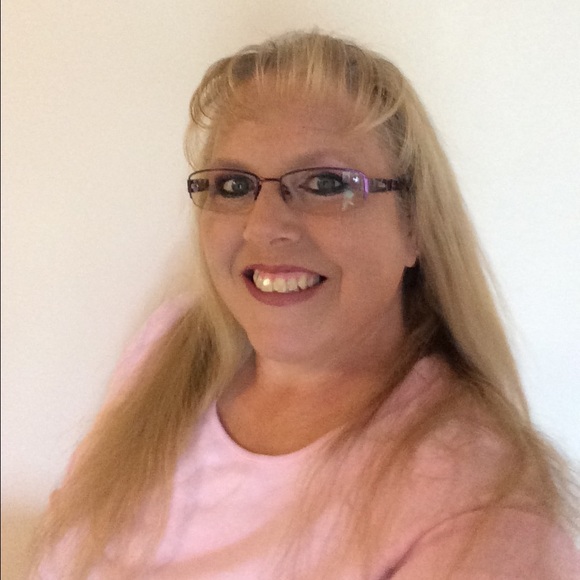 Profile Picture of Christina Gunnell (@cmg50) on Poshmark