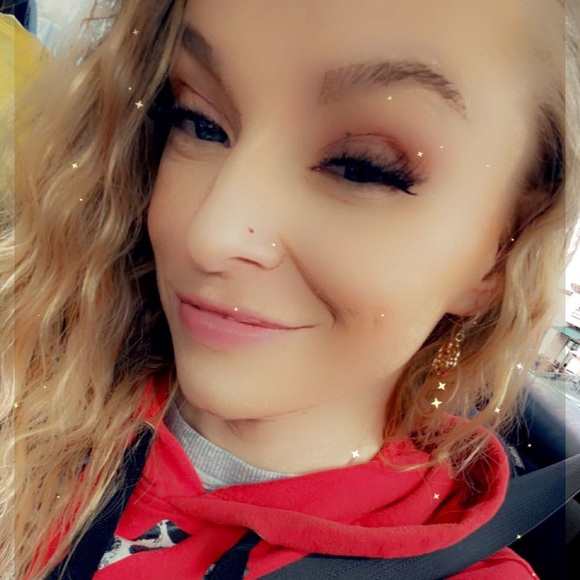 Profile Picture of Eva-marie Holt (@hollistermia653) on Poshmark