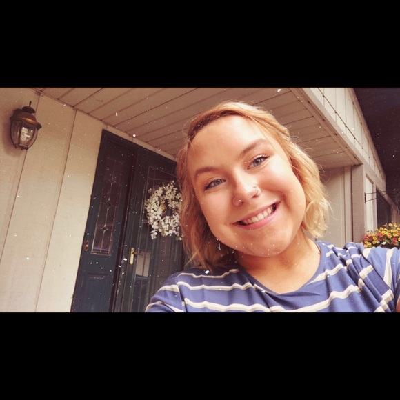 Profile Picture of Hope Gibson (@hopegibbyyyy) on Poshmark
