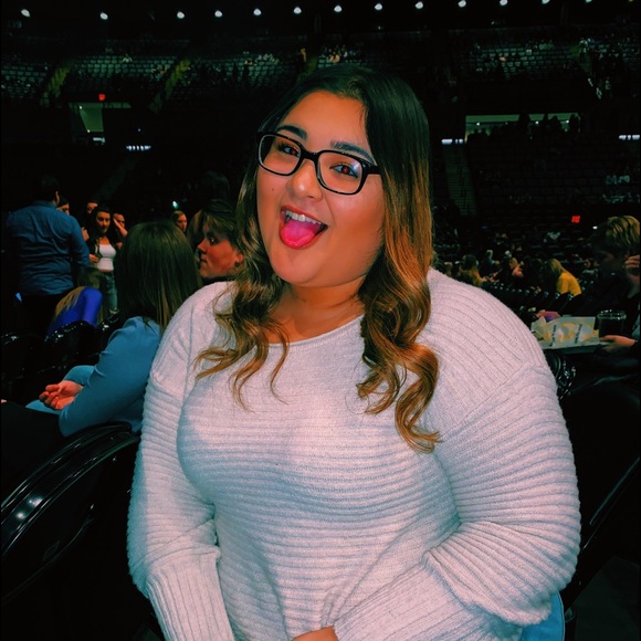 Profile Picture of Alicia Rutowicz (@aliciarutowicz) on Poshmark