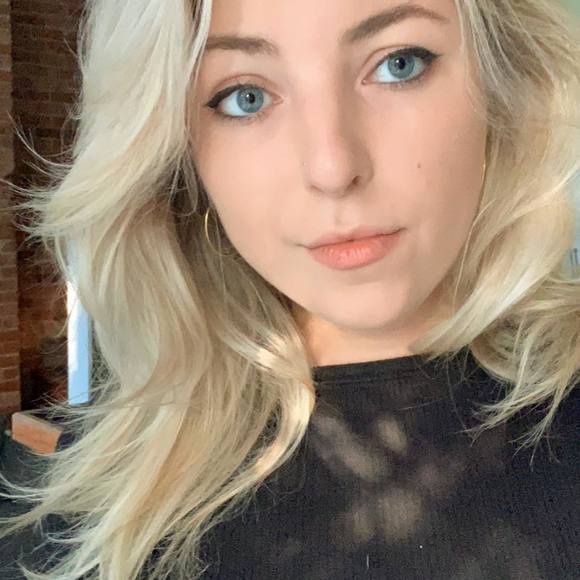 Profile Picture of Amanda Oconnell (@amyoconnell1998) on Poshmark