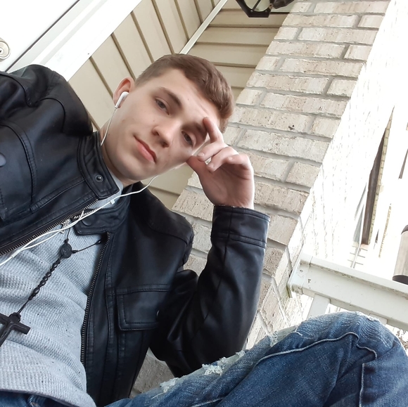 Profile Picture of Christian Averett (@hitecstoner) on Poshmark