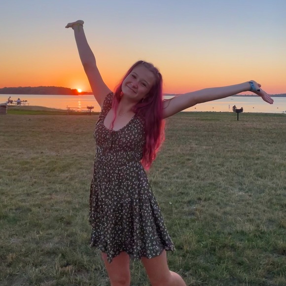 Profile Picture of Mara Giesen (@maragiesen) on Poshmark