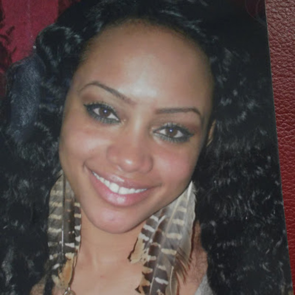 Profile Picture of Elizabeth Root (@elizabethroot70) on Poshmark