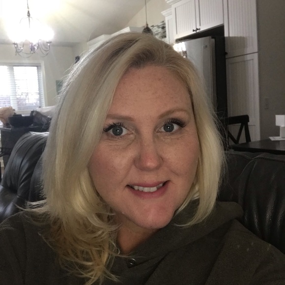 Alisa Storlie - Poshmark Profile Picture of Alisa Storlie (@astorlie1) on Poshmark