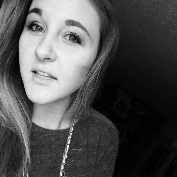 Profile Picture of Taylor Baumgart (@tbaum22) on Poshmark