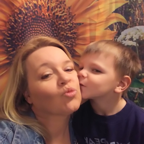 Profile Picture of Jennifer Deel (@jennannd) on Poshmark