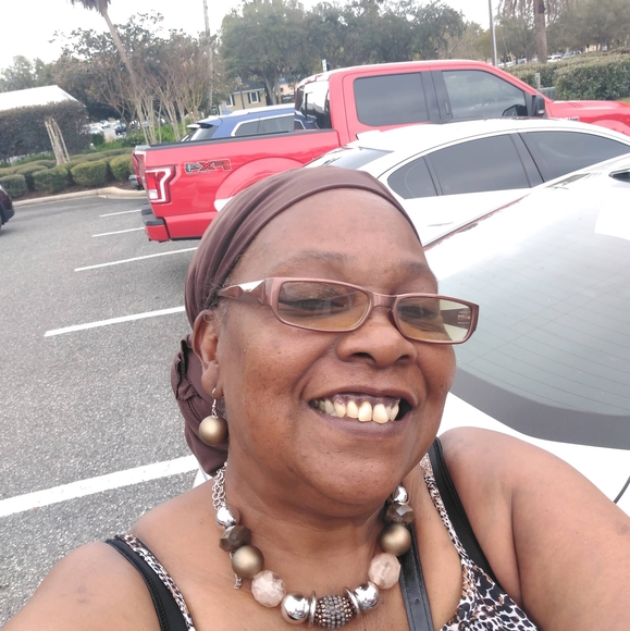 Profile Picture of Geraldine Hicks (@geraldinehicks) on Poshmark