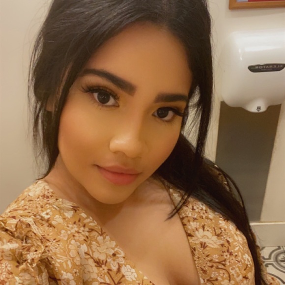 Profile Picture of Paola Ramirez (@paolajazmin96) on Poshmark