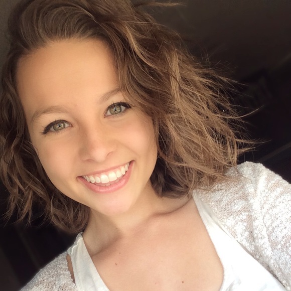 Profile Picture of Amerae Sherer (@amerae_sherer) on Poshmark