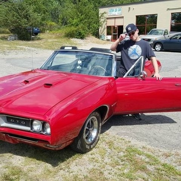 Profile Picture of Michael Silveira (@bigmike235) on Poshmark