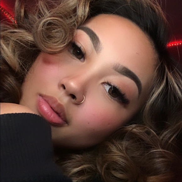 Profile Picture of Mihaila Thongsakhom (@204hypebunny) on Poshmark