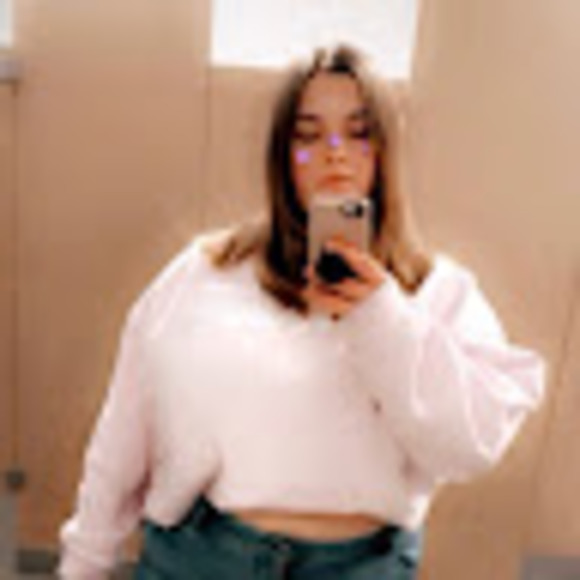 Profile Picture of Alexandria Garlick (@alexandriaga654) on Poshmark