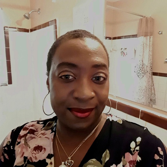 Profile Picture of Cassaundra Hightower (@cassaundrahight) on Poshmark