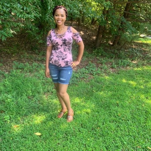 Profile Picture of Olisan Melala (@olbeek2020) on Poshmark