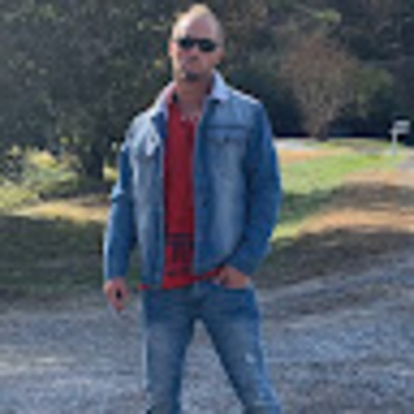 Profile Picture of Benjamin Ellis (@benjaminelli271) on Poshmark